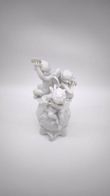 93872 Gruppo di puttini suonatori su uovo in ceramica bianca Ginori (Capodimonte)