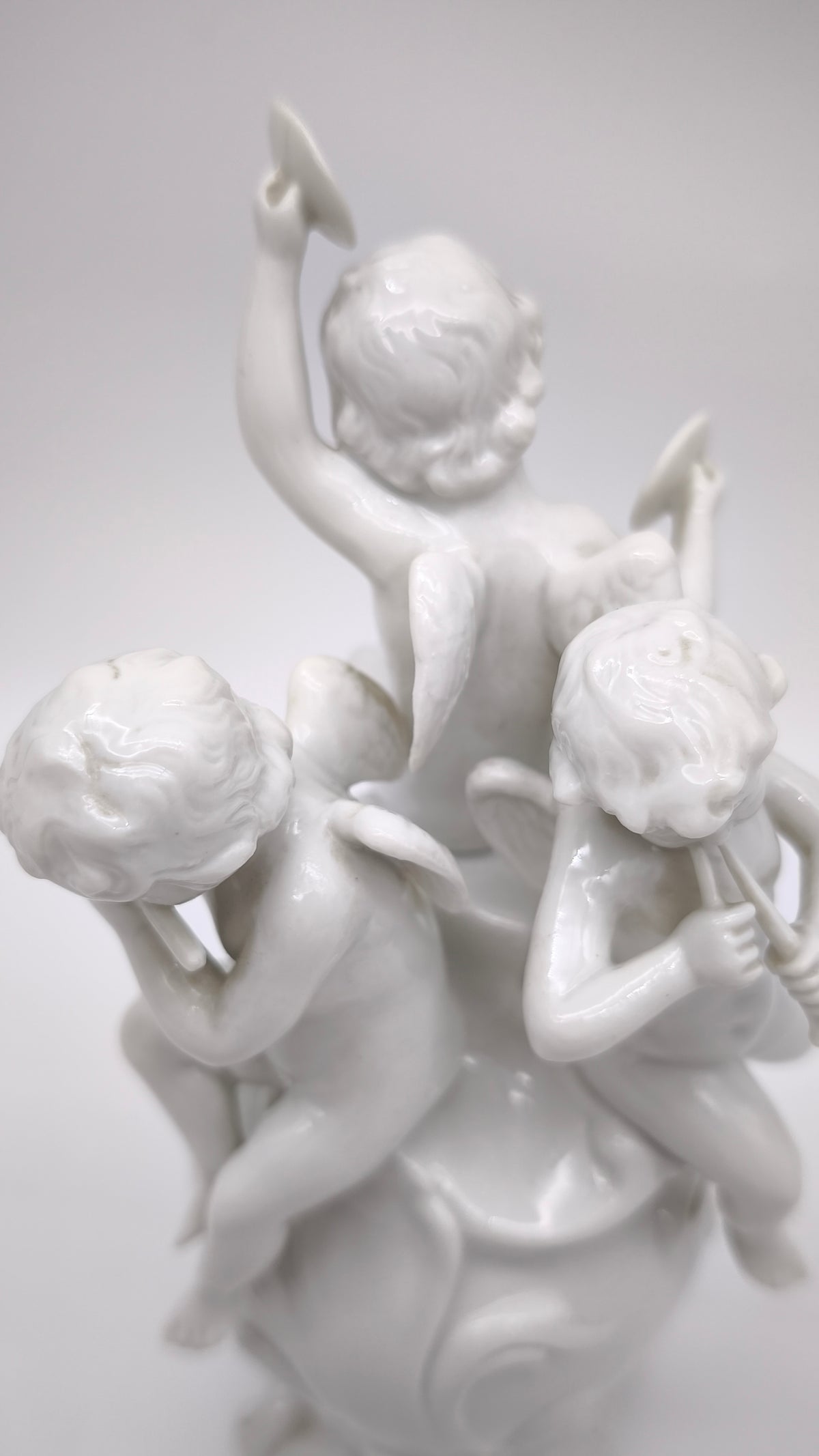 93872 Gruppo di puttini suonatori su uovo in ceramica bianca Ginori (Capodimonte)