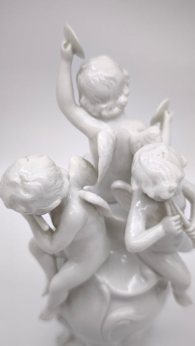 93872 Gruppo di puttini suonatori su uovo in ceramica bianca Ginori (Capodimonte)