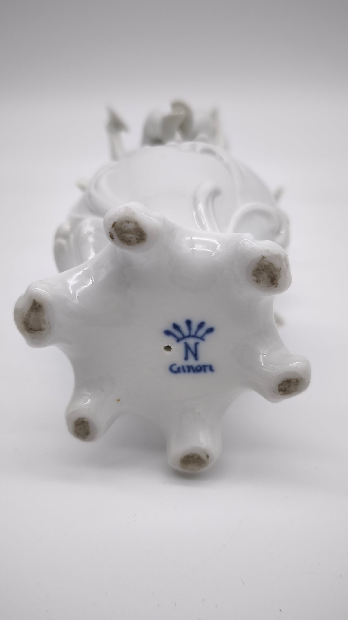93872 Gruppo di puttini suonatori su uovo in ceramica bianca Ginori (Capodimonte)