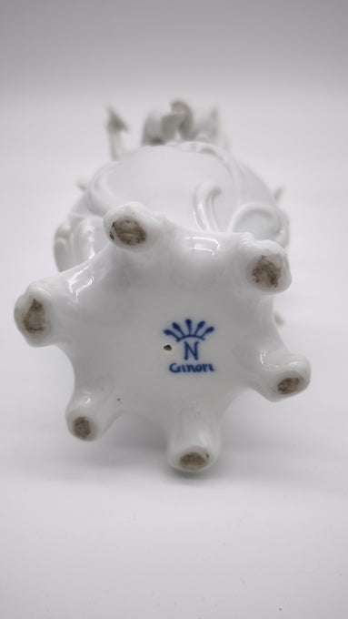 93872 Gruppo di puttini suonatori su uovo in ceramica bianca Ginori (Capodimonte)