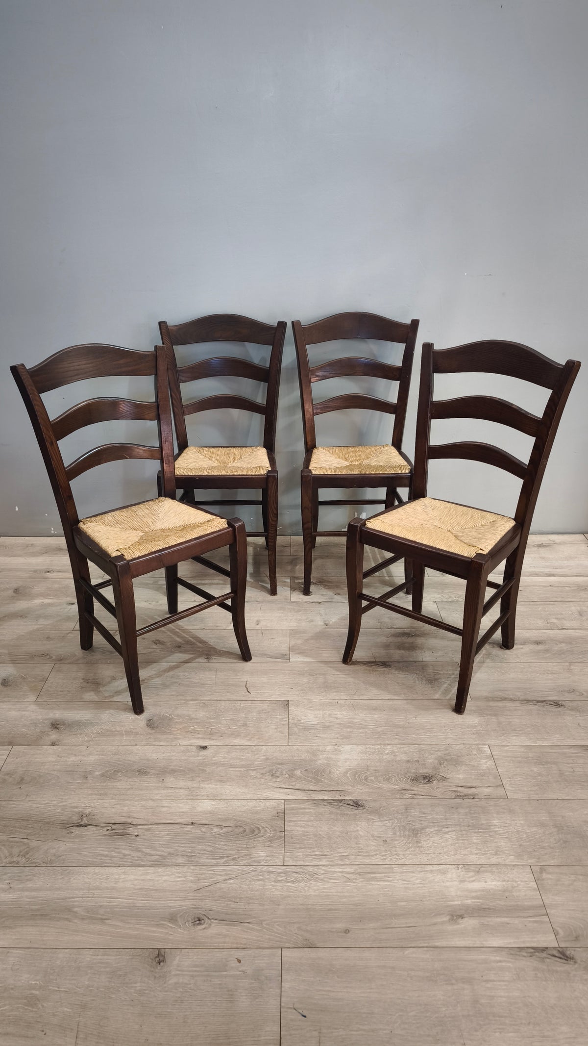 94014 Set n 4 sedie in legno con seduta in paglia