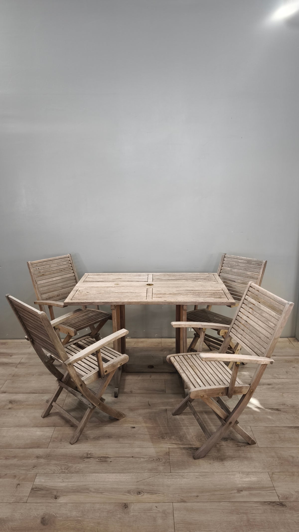92024 Set da esterno in legno composto da un tavolo con 4 sedie