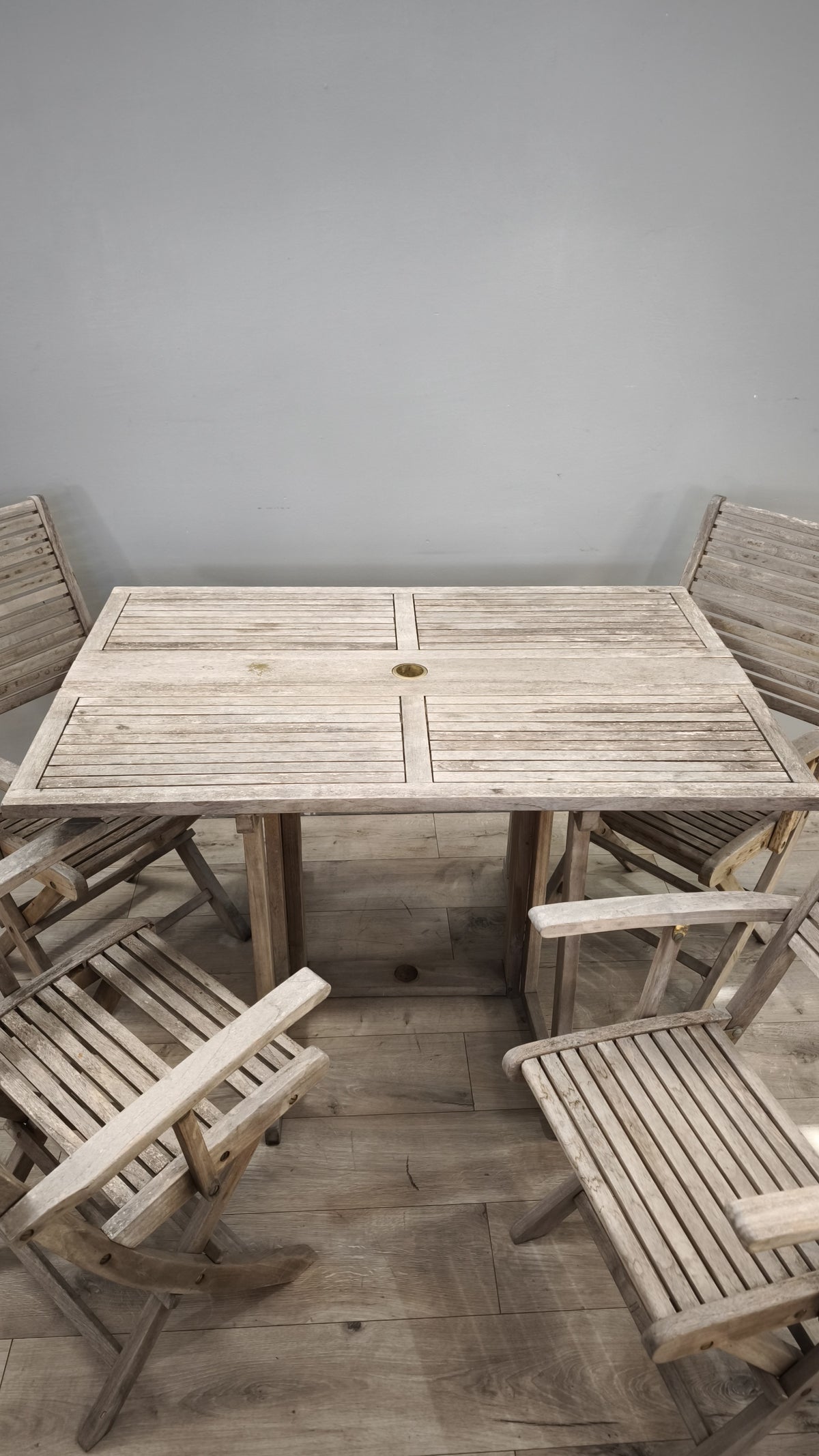92024 Set da esterno in legno composto da un tavolo con 4 sedie