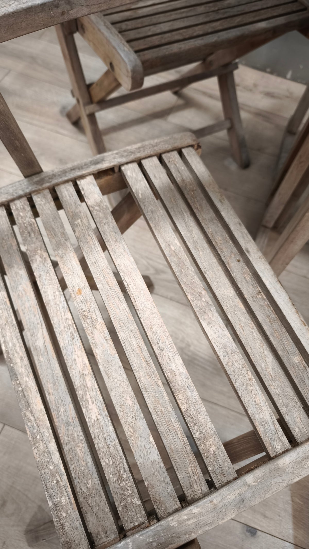 92024 Set da esterno in legno composto da un tavolo con 4 sedie