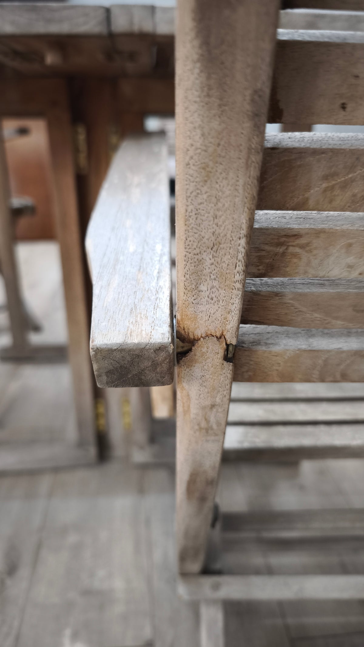 92024 Set da esterno in legno composto da un tavolo con 4 sedie