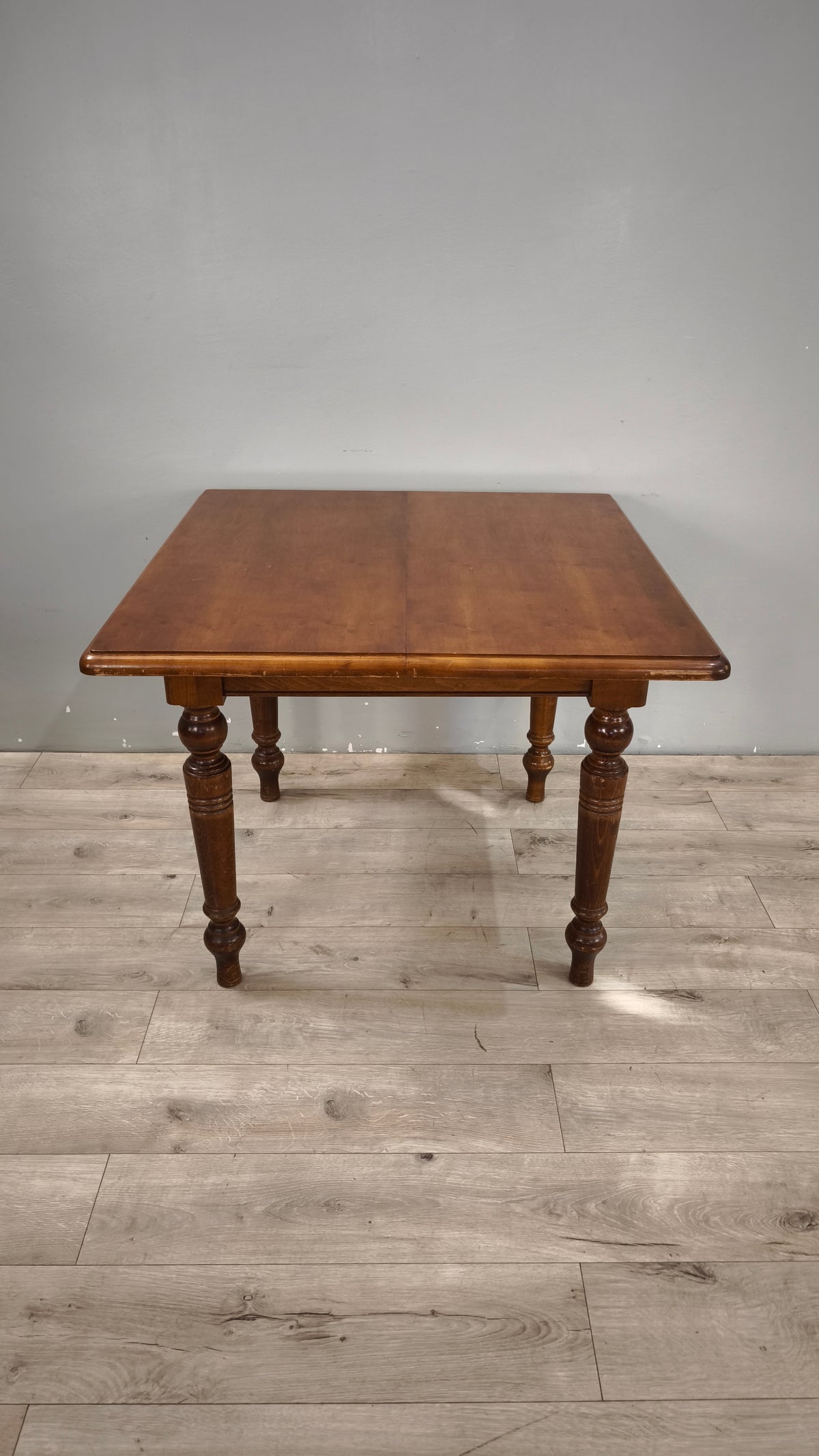 94016 Tavolo allungabile in legno con piano quadrato