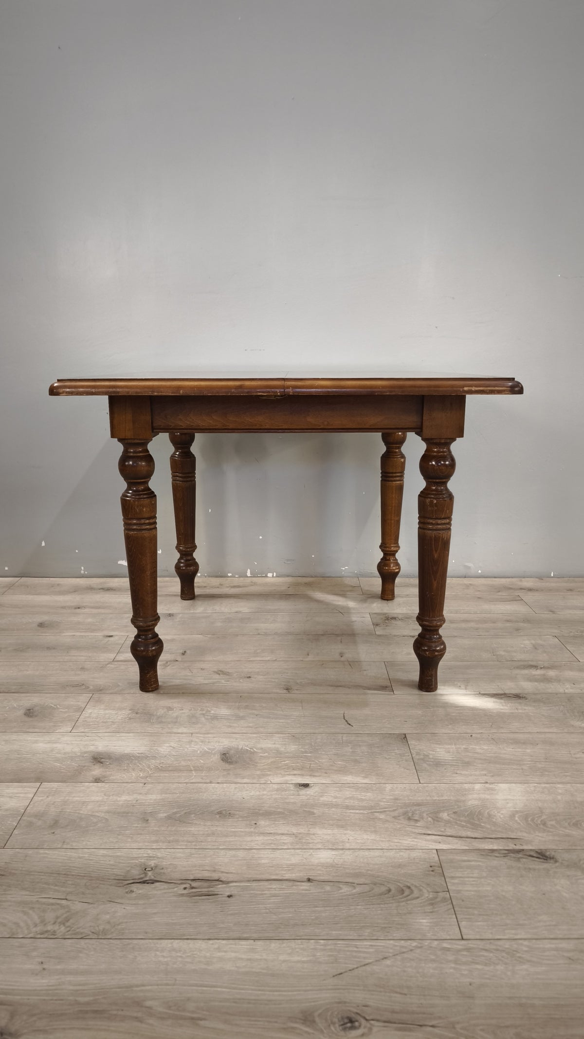 94016 Tavolo allungabile in legno con piano quadrato