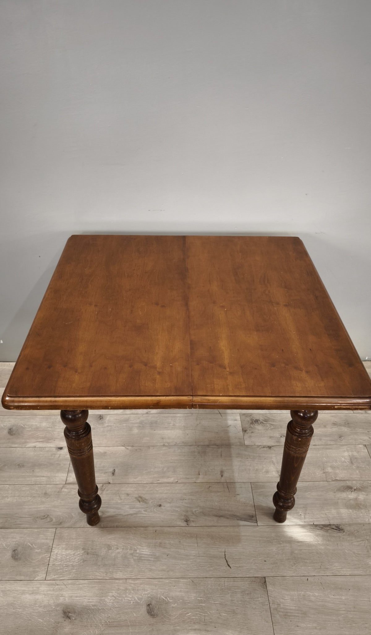 94016 Tavolo allungabile in legno con piano quadrato