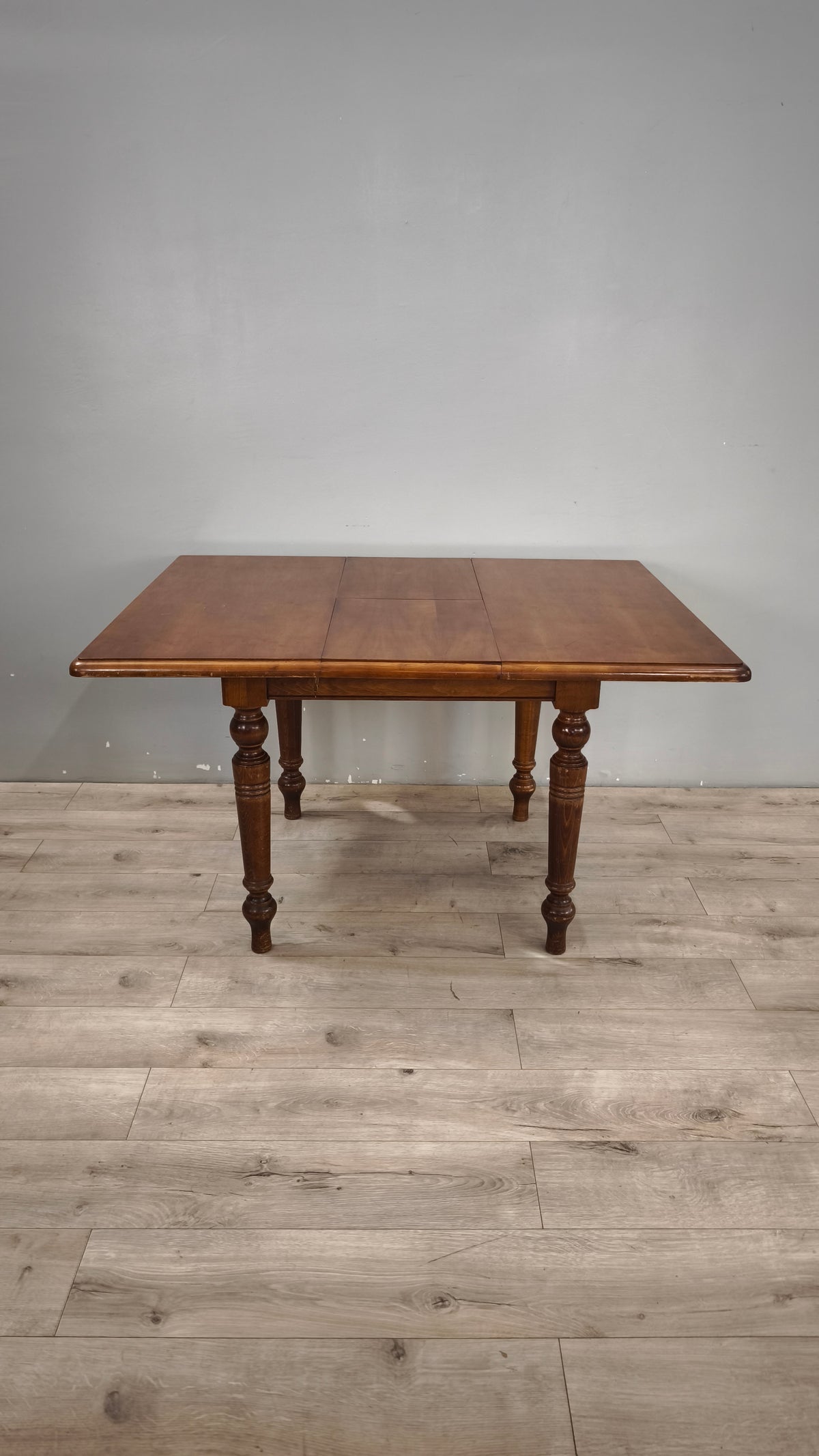 94016 Tavolo allungabile in legno con piano quadrato
