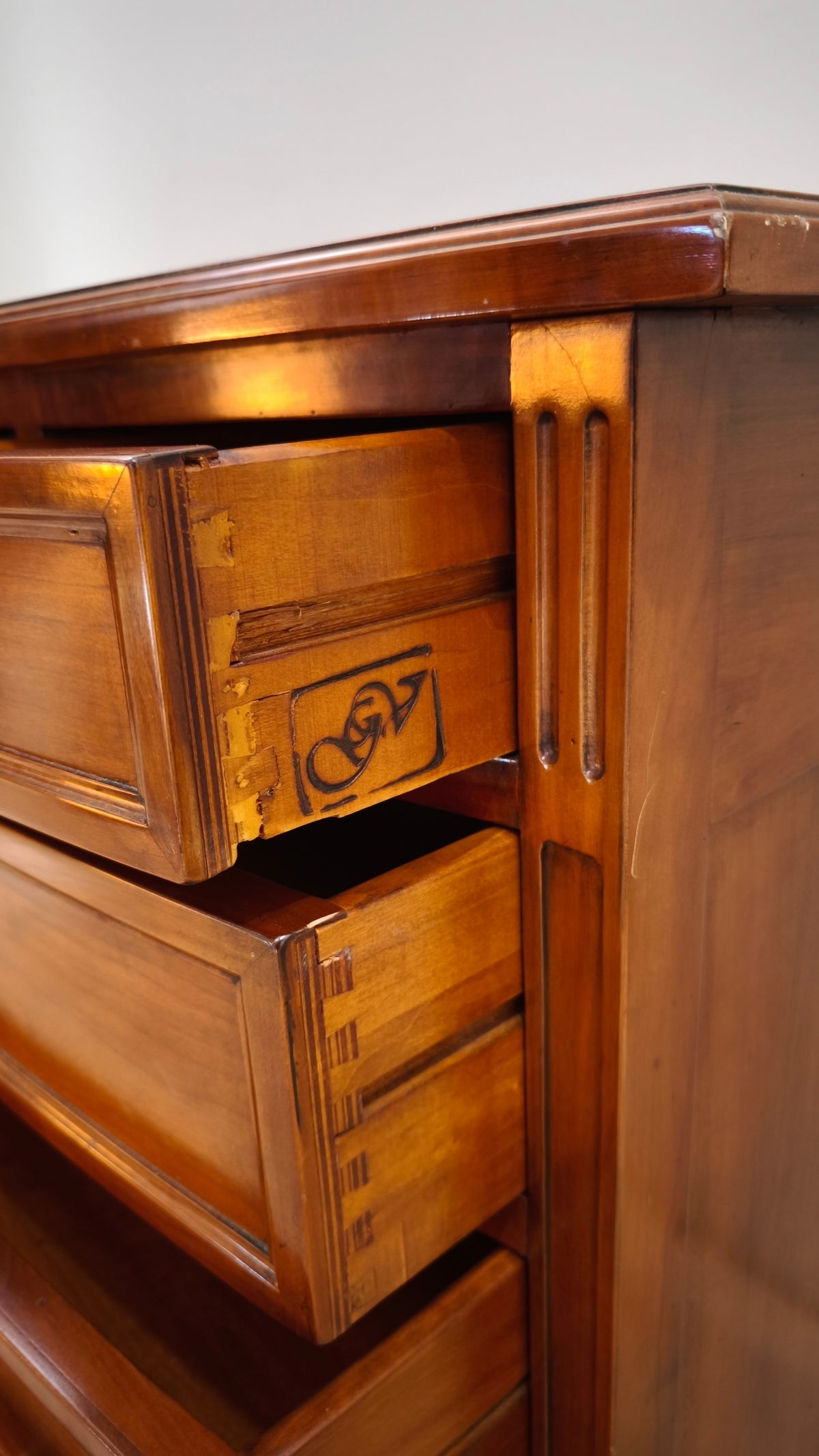 94077 Comò bombato in legno