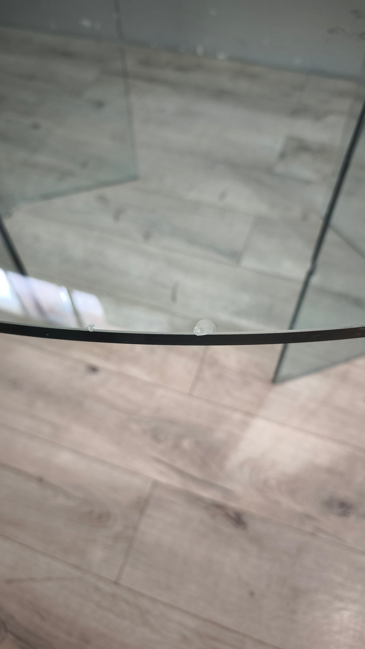 94086 Tavolo anni '80 con piano rotondo realizzato in vetro
