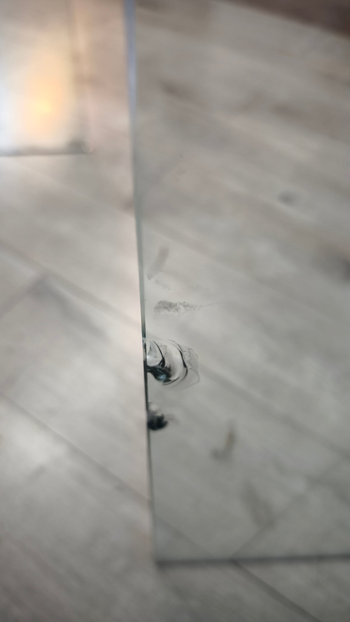 94086 Tavolo anni '80 con piano rotondo realizzato in vetro