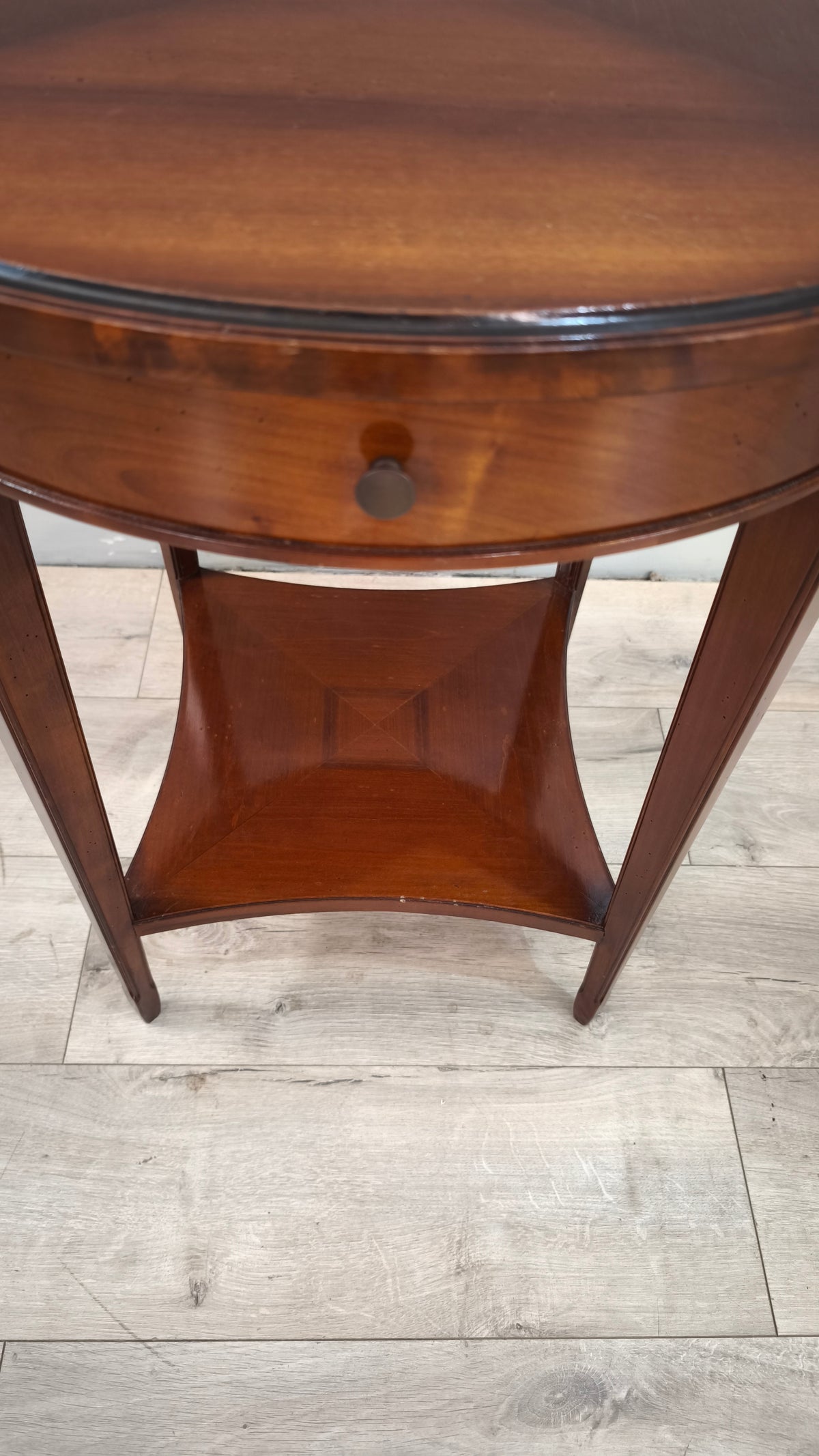 94080 Tavolino da salotto con piano rotondo e cassetto frontale