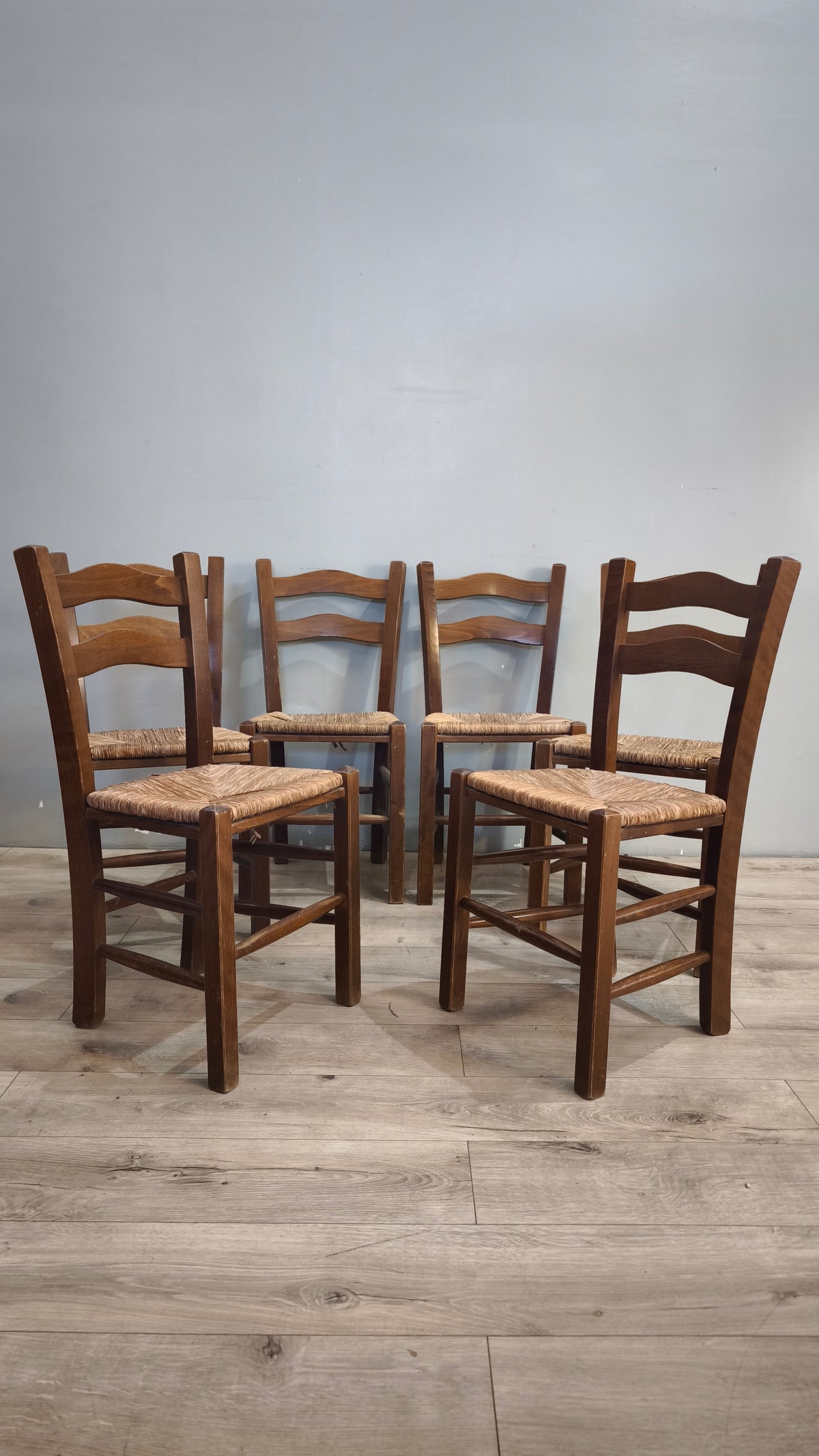 94136 Set n 6 sedie in legno con seduta in paglia