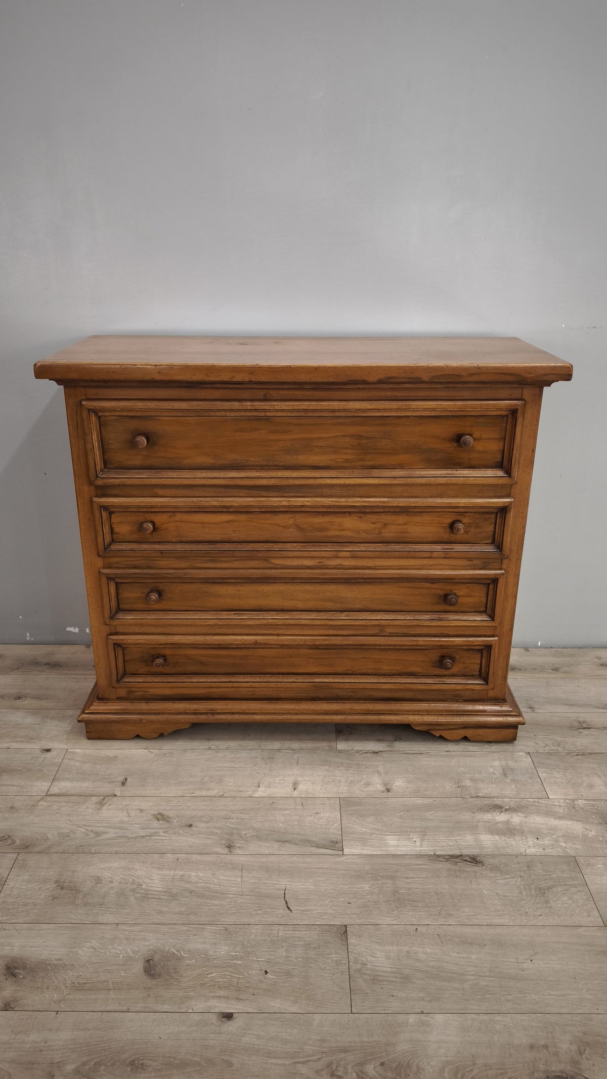 94150 Comò in legno massello con tre cassetti e piano a ribalta