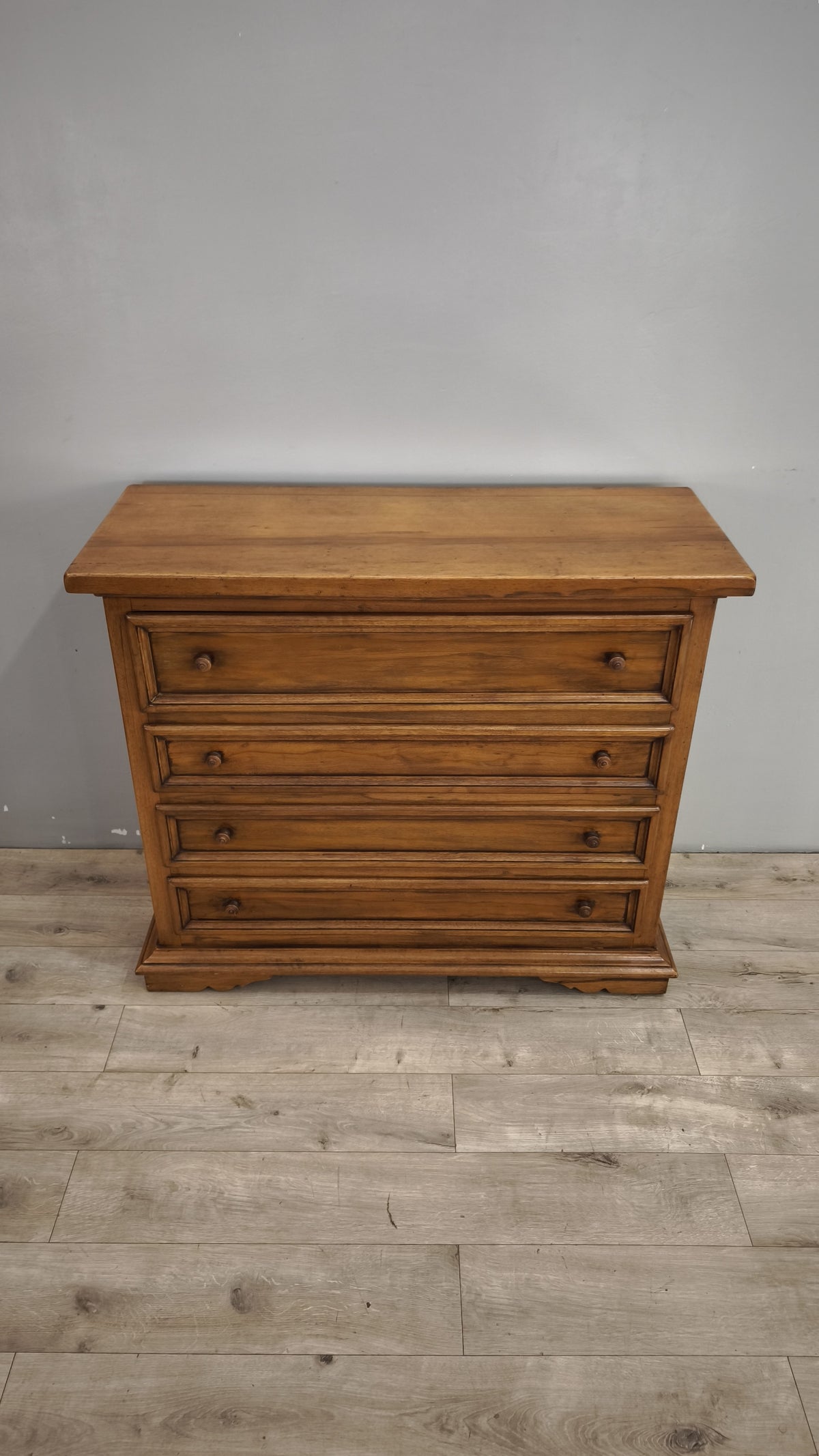 94150 Comò in legno massello con tre cassetti e piano a ribalta