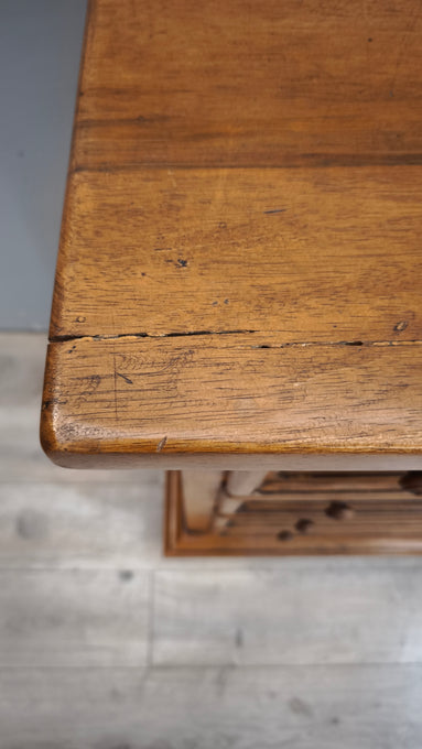 94150 Comò in legno massello con tre cassetti e piano a ribalta