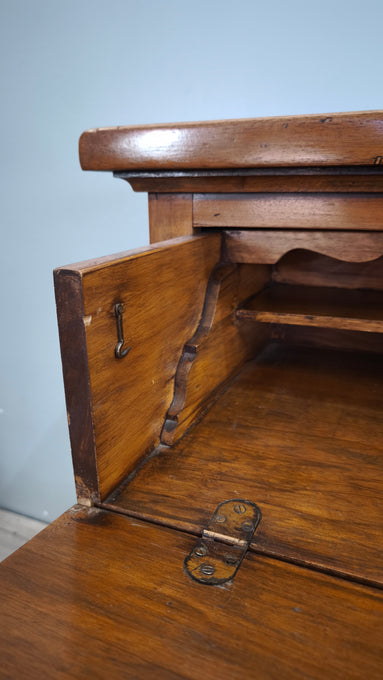 94150 Comò in legno massello con tre cassetti e piano a ribalta