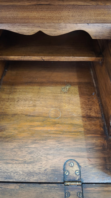 94150 Comò in legno massello con tre cassetti e piano a ribalta