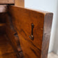 94150 Comò in legno massello con tre cassetti e piano a ribalta