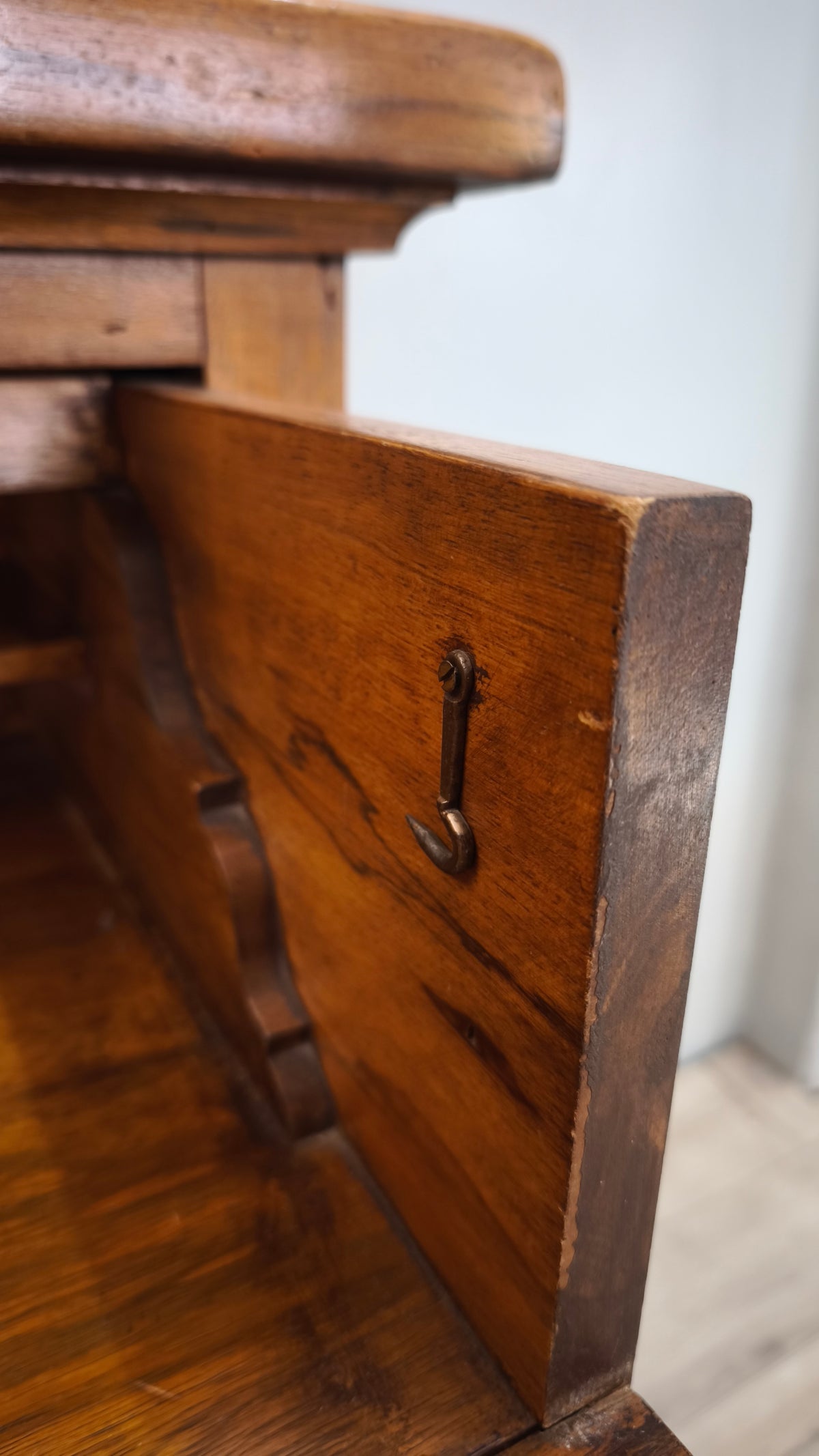 94150 Comò in legno massello con tre cassetti e piano a ribalta