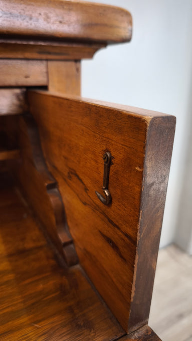 94150 Comò in legno massello con tre cassetti e piano a ribalta