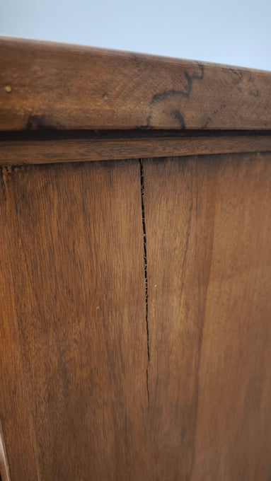 94150 Comò in legno massello con tre cassetti e piano a ribalta