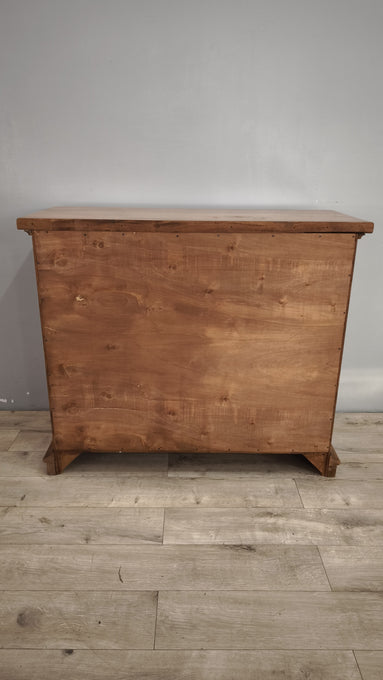 94150 Comò in legno massello con tre cassetti e piano a ribalta