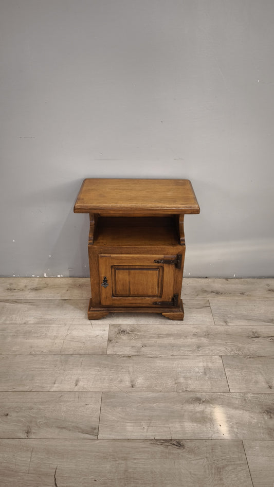94151 Comodino in legno con uno sportello frontale