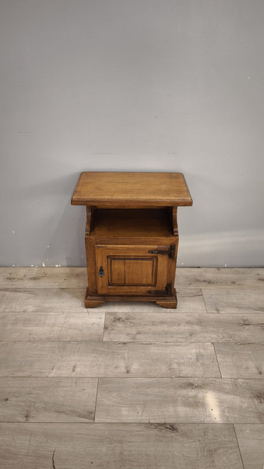 94151 Comodino in legno con uno sportello frontale