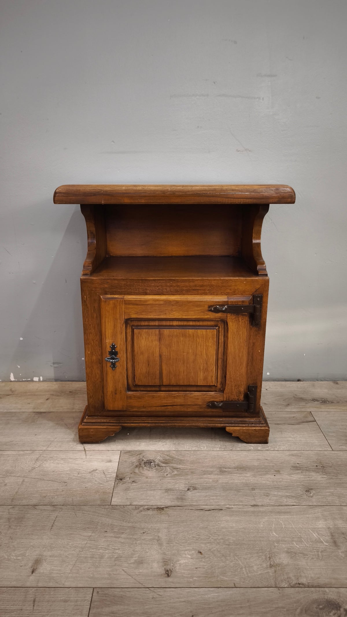 94151 Comodino in legno con uno sportello frontale