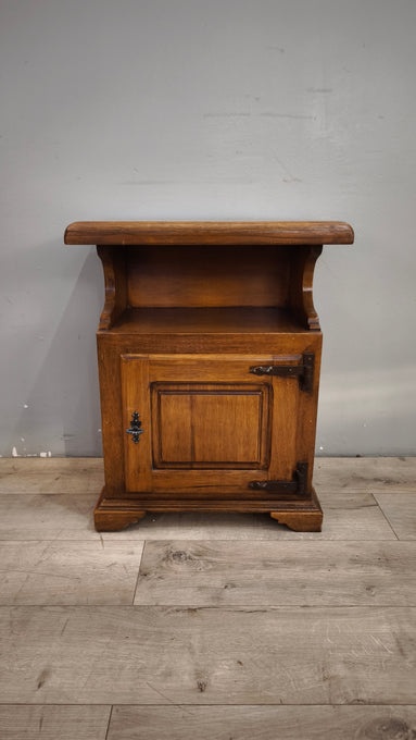 94151 Comodino in legno con uno sportello frontale
