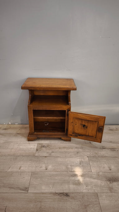 94151 Comodino in legno con uno sportello frontale