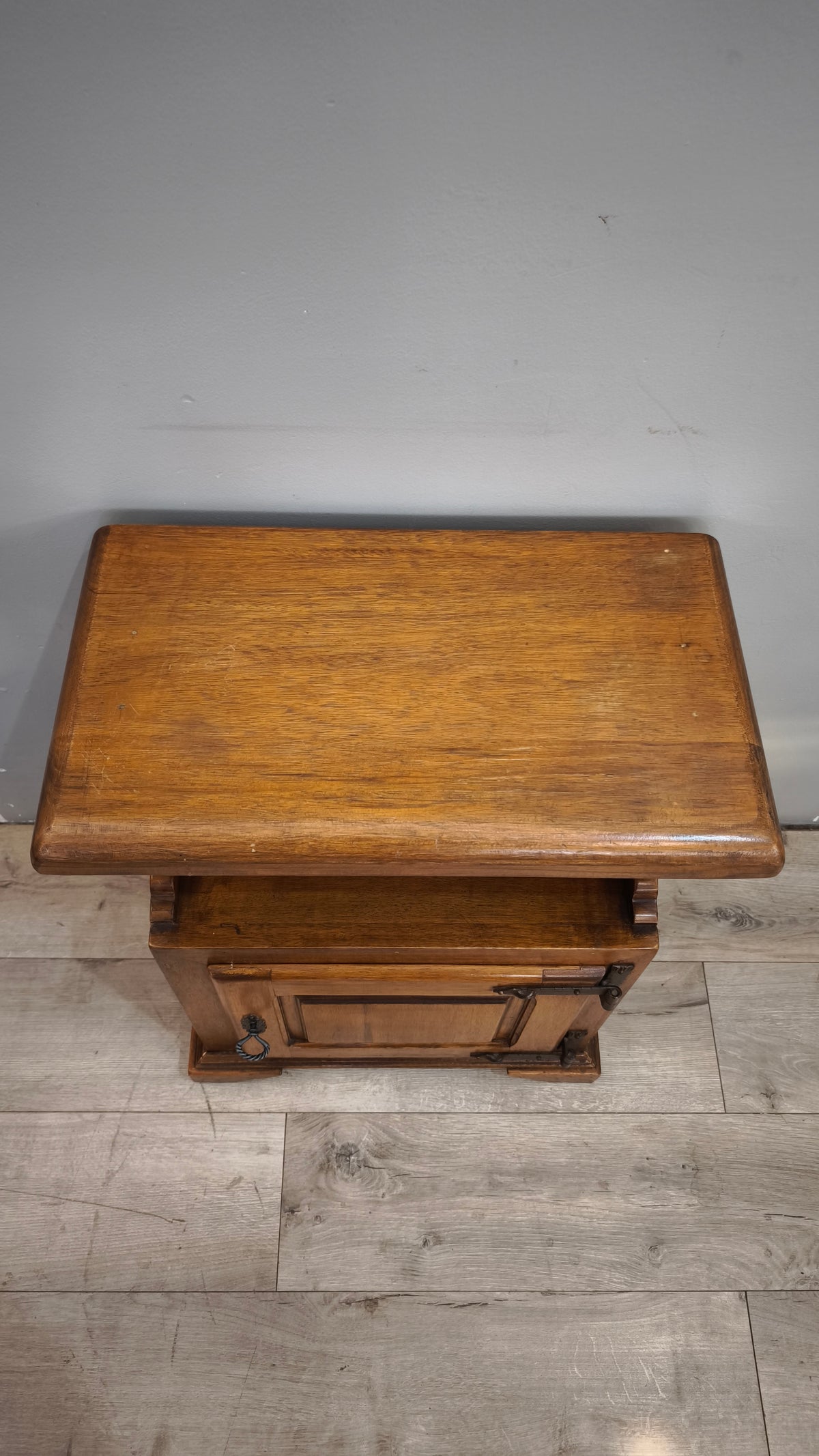 94151 Comodino in legno con uno sportello frontale