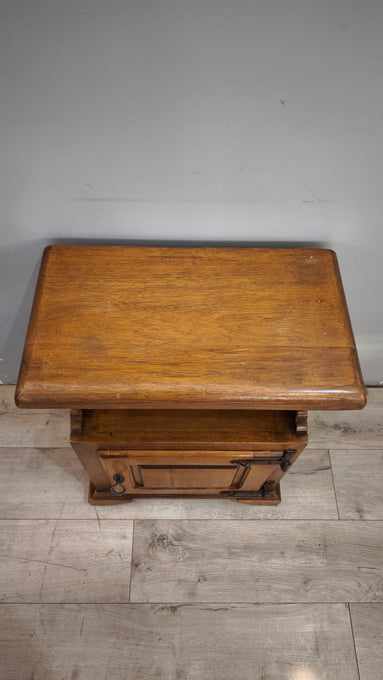 94151 Comodino in legno con uno sportello frontale
