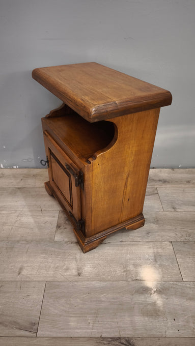 94151 Comodino in legno con uno sportello frontale