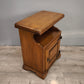 94151 Comodino in legno con uno sportello frontale