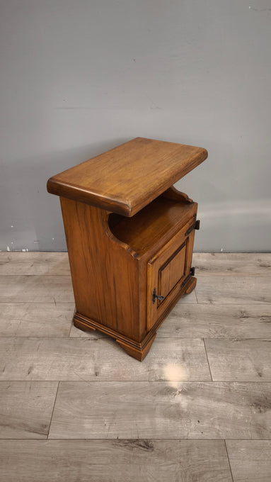 94151 Comodino in legno con uno sportello frontale