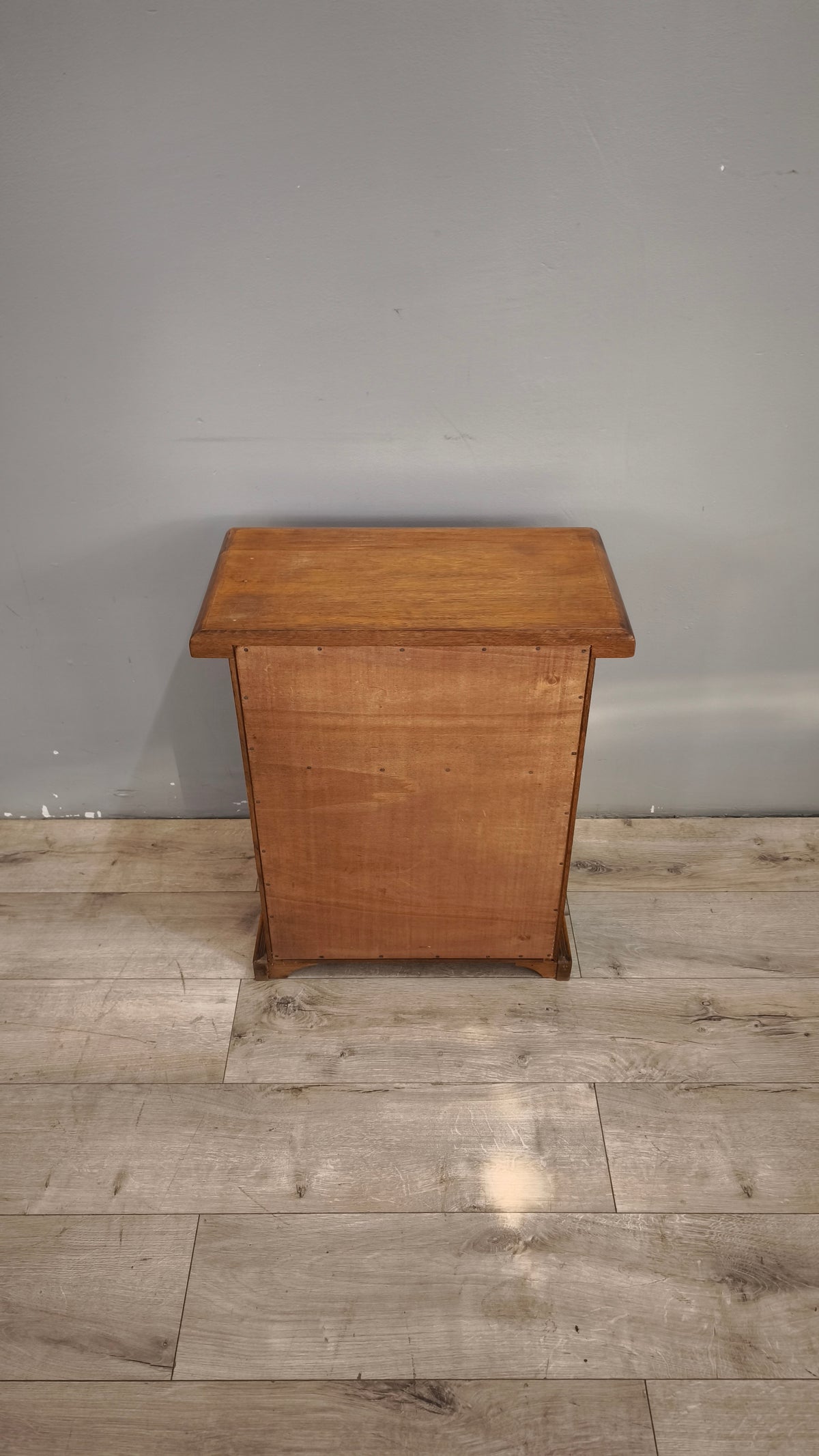 94151 Comodino in legno con uno sportello frontale