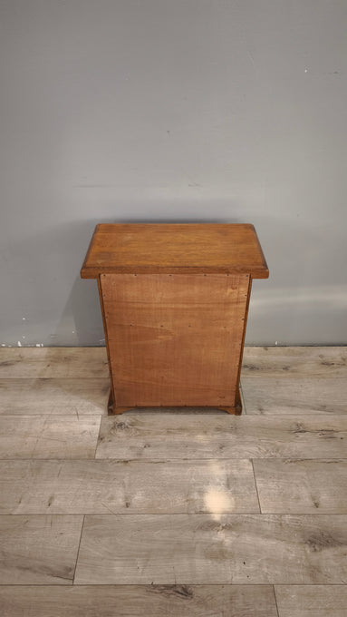 94151 Comodino in legno con uno sportello frontale
