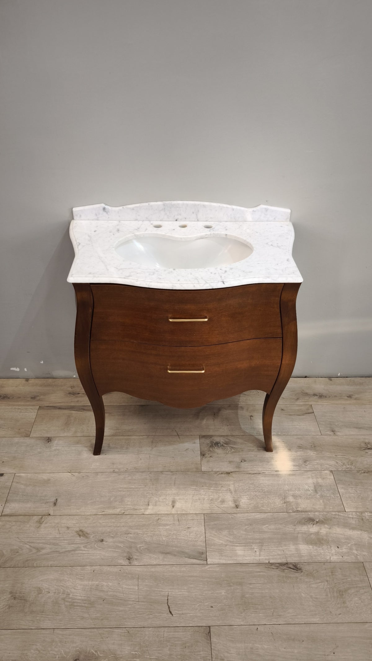 94134 Mobile lavabo in legno massello di noce e piano in marmo di Carrara
