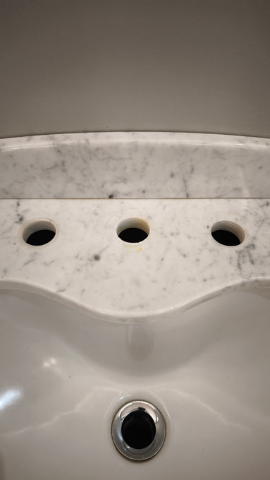 94134 Mobile lavabo in legno massello di noce e piano in marmo di Carrara