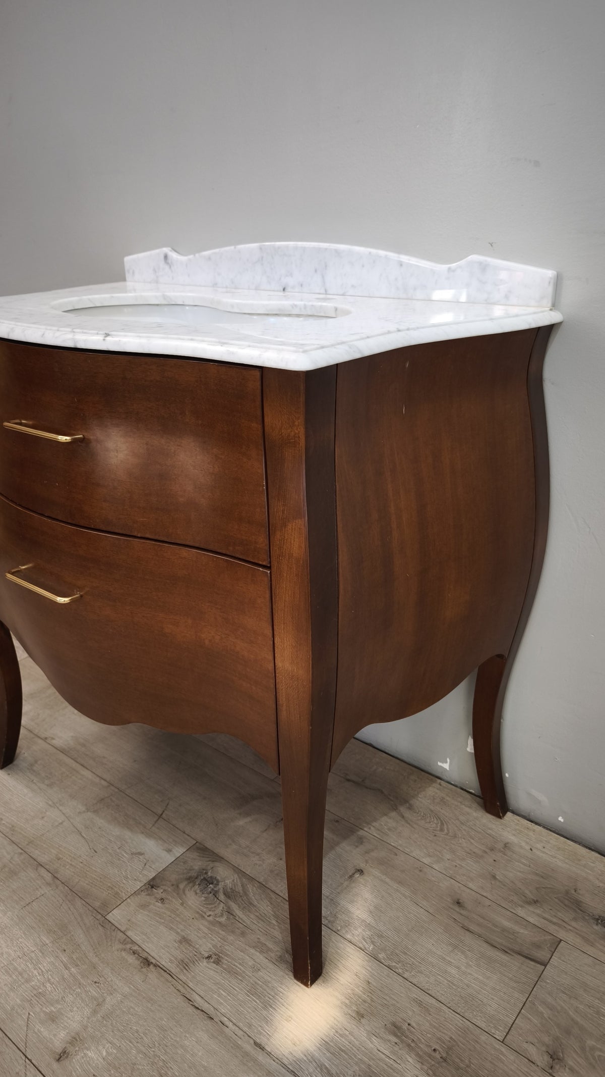 94134 Mobile lavabo in legno massello di noce e piano in marmo di Carrara