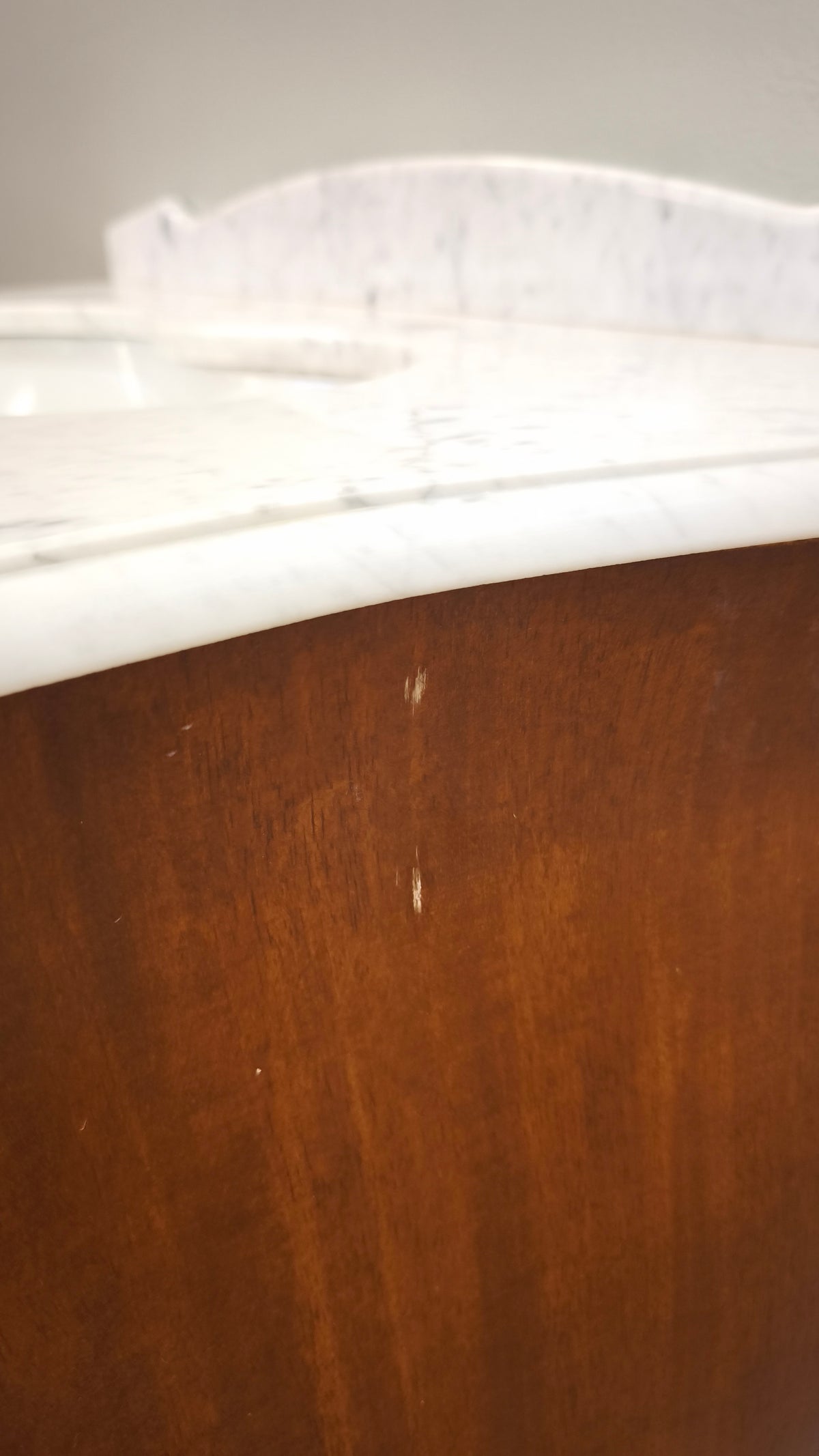94134 Mobile lavabo in legno massello di noce e piano in marmo di Carrara