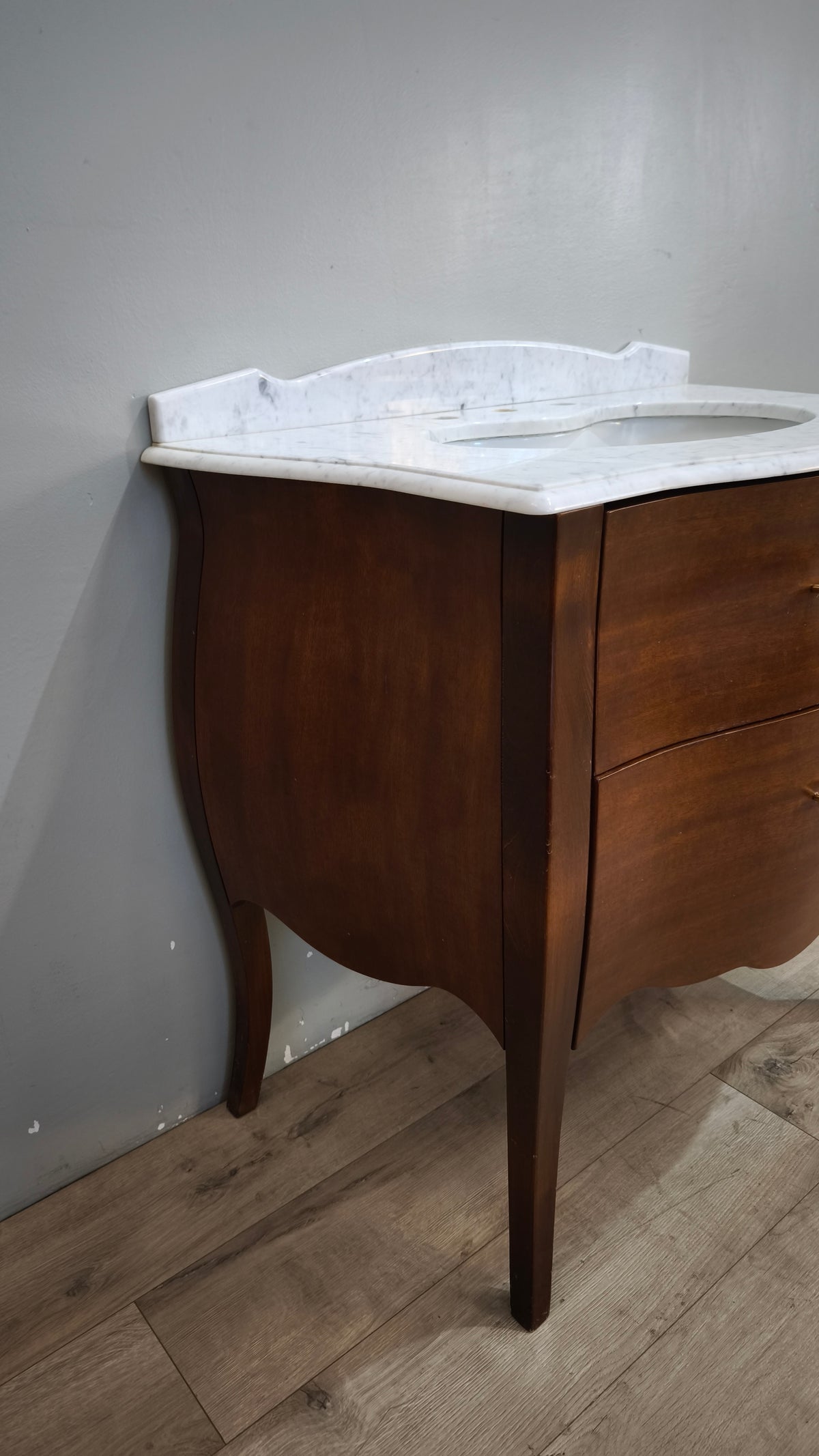 94134 Mobile lavabo in legno massello di noce e piano in marmo di Carrara