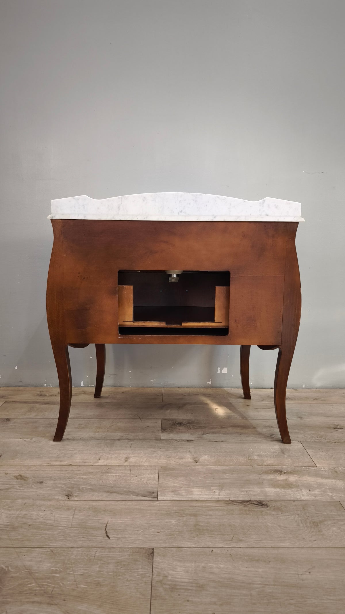 94134 Mobile lavabo in legno massello di noce e piano in marmo di Carrara