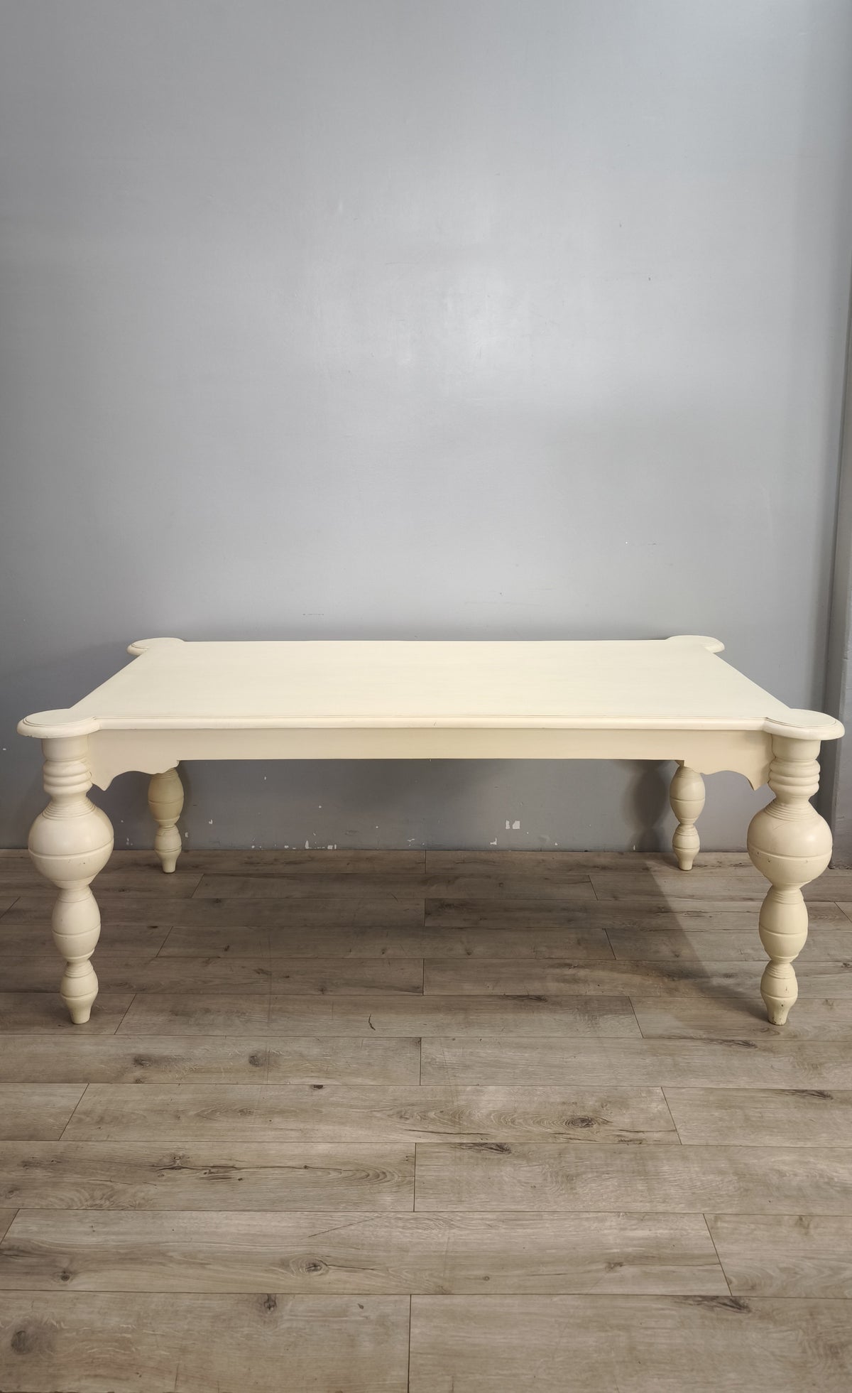 94191 Tavolo in legno color panna con grandi gambe