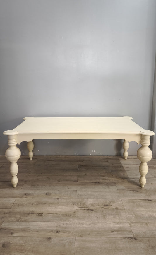 94191 Tavolo in legno color panna con grandi gambe
