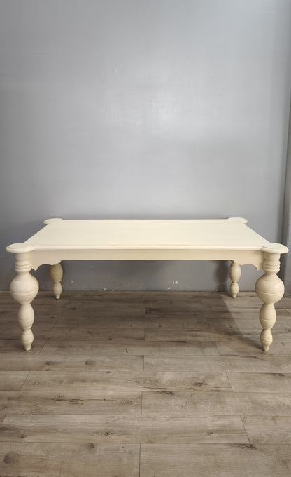 94191 Tavolo in legno color panna con grandi gambe